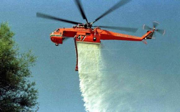 Αδιανόητο!!! Πετούσαν πέτρες στο πυροσβεστικό ελικόπτερο που επιχειρούσε στην πυρκαγιά στο Ηράκλειο