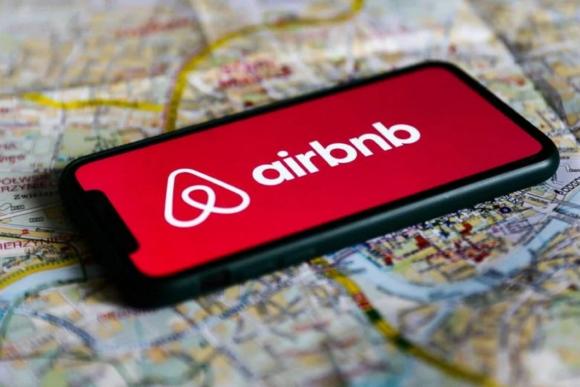 Airbnb  Μια Ελλάδα παραθερίζει στην Αθήνα