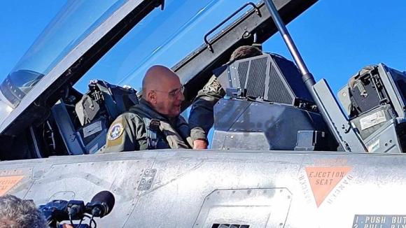 ΦΩΤΟ | Πέταξε με F-16 ο Νίκος Δένδιας. Σε 115 Πτέρυγα Μάχης και 1η Μοίρα Αλεξιπτωτιστών ο ΥΕΘΑ