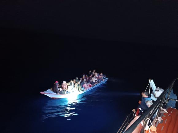Ξύλινο σκάφος με 72 μετανάστες εντοπίστηκε νότια της Κρήτης. Στους Καλούς Λιμένες η μεταφορά τους.