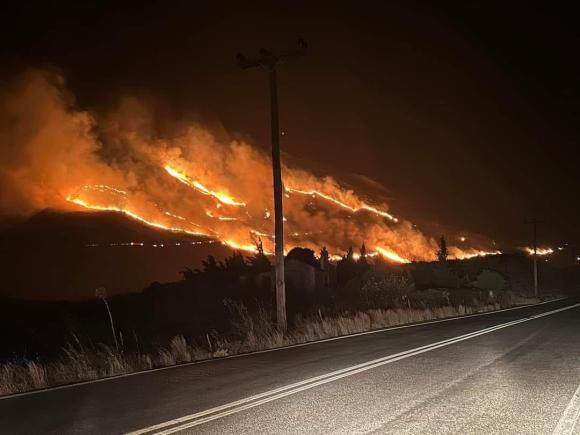 BINTEO | Σε ύφεση και υπό μερικό έλεγχο η μεγάλη πυρκαγιά στα Ακούμια. Ολονύχτια μάχη με τις φλόγες